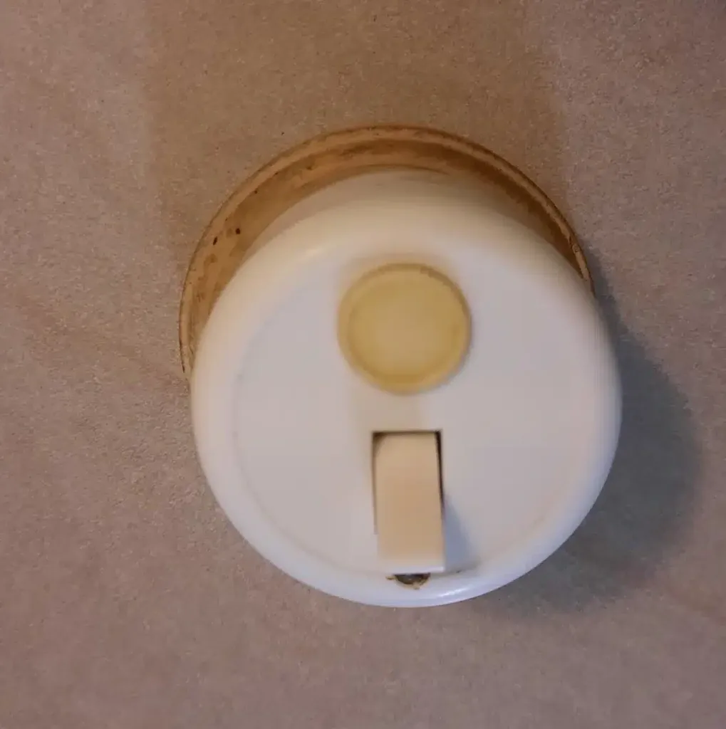 Rénovation électricité - interrupteur vieux 