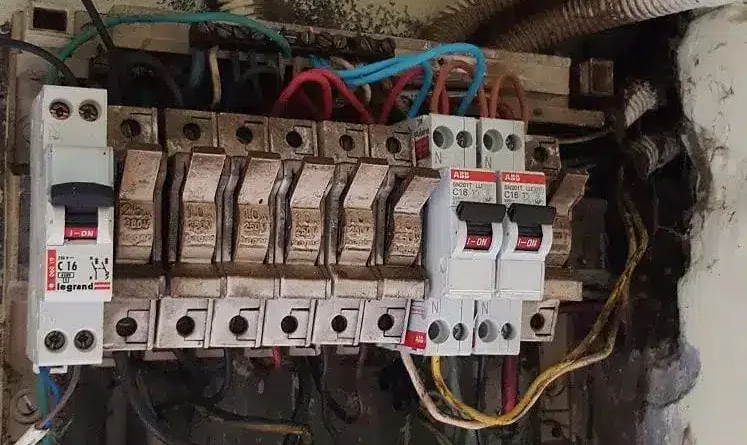 Rénovation électricité : vieaux tableaux a fusible 